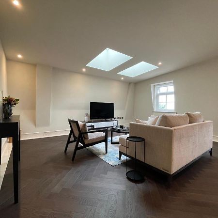 Luxurious, 2 Bed, 2 Bath Penthouse Apartment In Highly Desirable Chigwell Chcl F8 Exterior foto