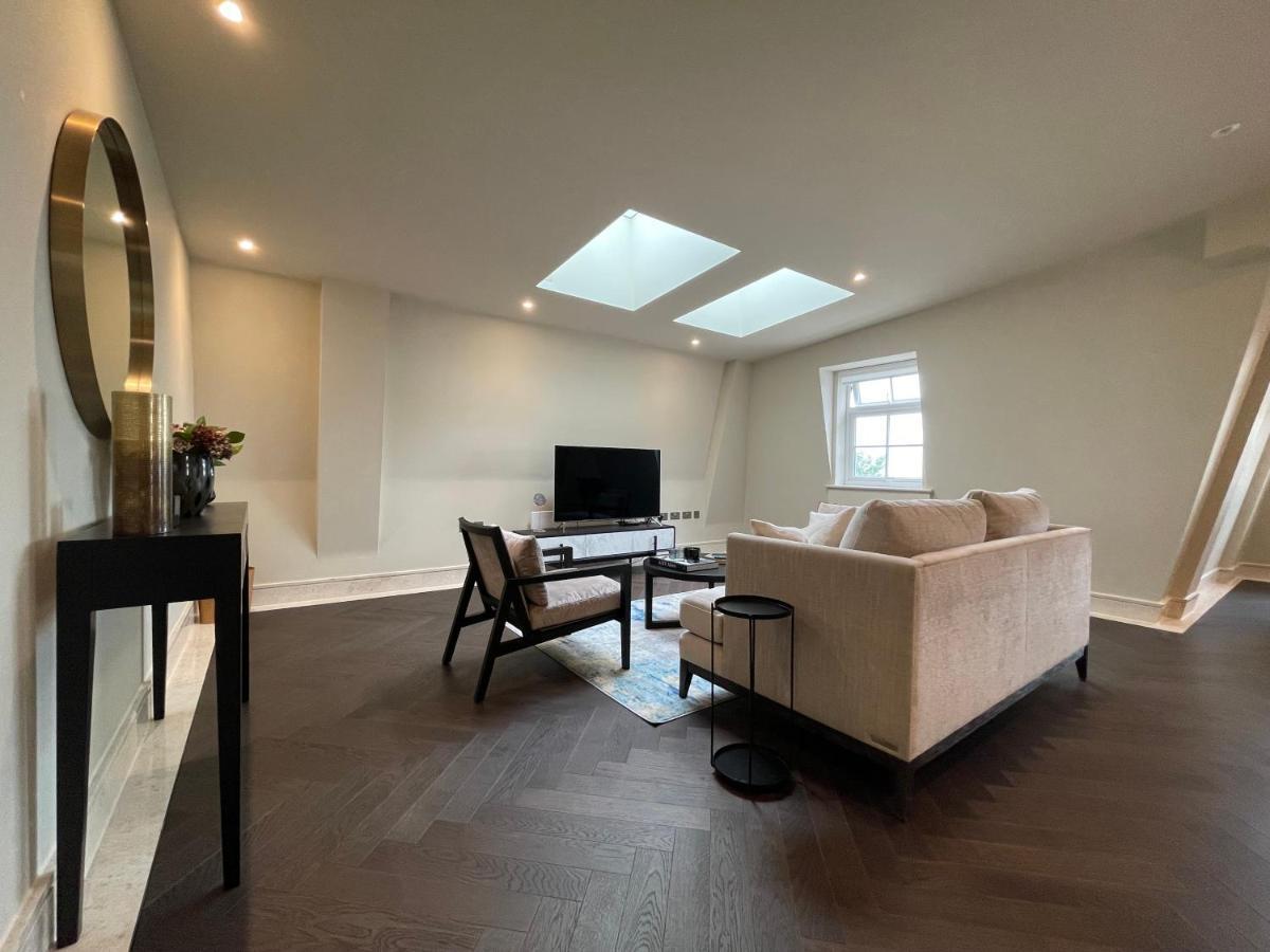 Luxurious, 2 Bed, 2 Bath Penthouse Apartment In Highly Desirable Chigwell Chcl F8 Exterior foto