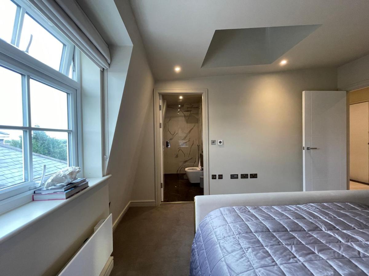 Luxurious, 2 Bed, 2 Bath Penthouse Apartment In Highly Desirable Chigwell Chcl F8 Exterior foto