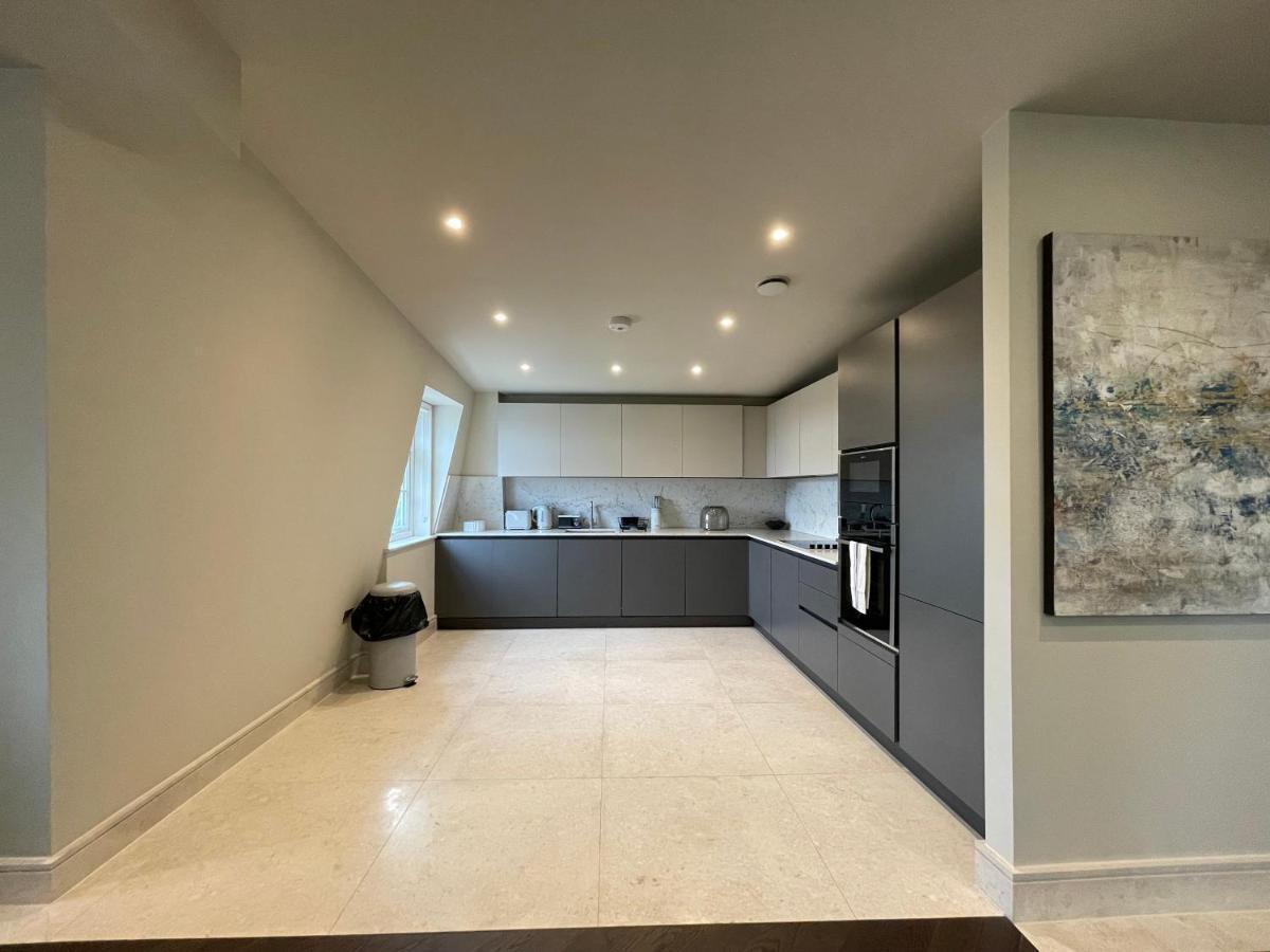 Luxurious, 2 Bed, 2 Bath Penthouse Apartment In Highly Desirable Chigwell Chcl F8 Exterior foto
