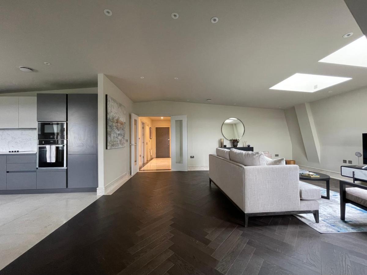 Luxurious, 2 Bed, 2 Bath Penthouse Apartment In Highly Desirable Chigwell Chcl F8 Exterior foto