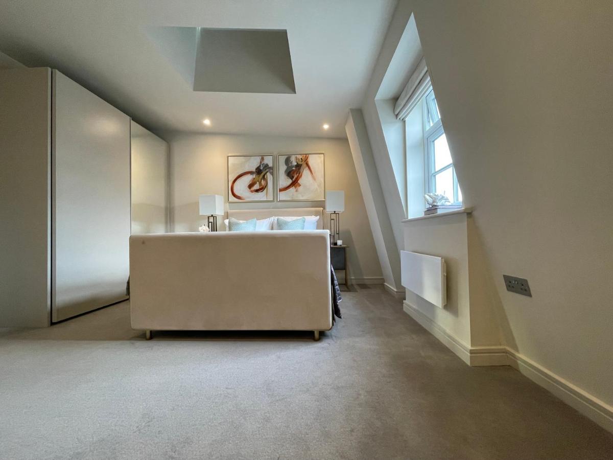 Luxurious, 2 Bed, 2 Bath Penthouse Apartment In Highly Desirable Chigwell Chcl F8 Exterior foto
