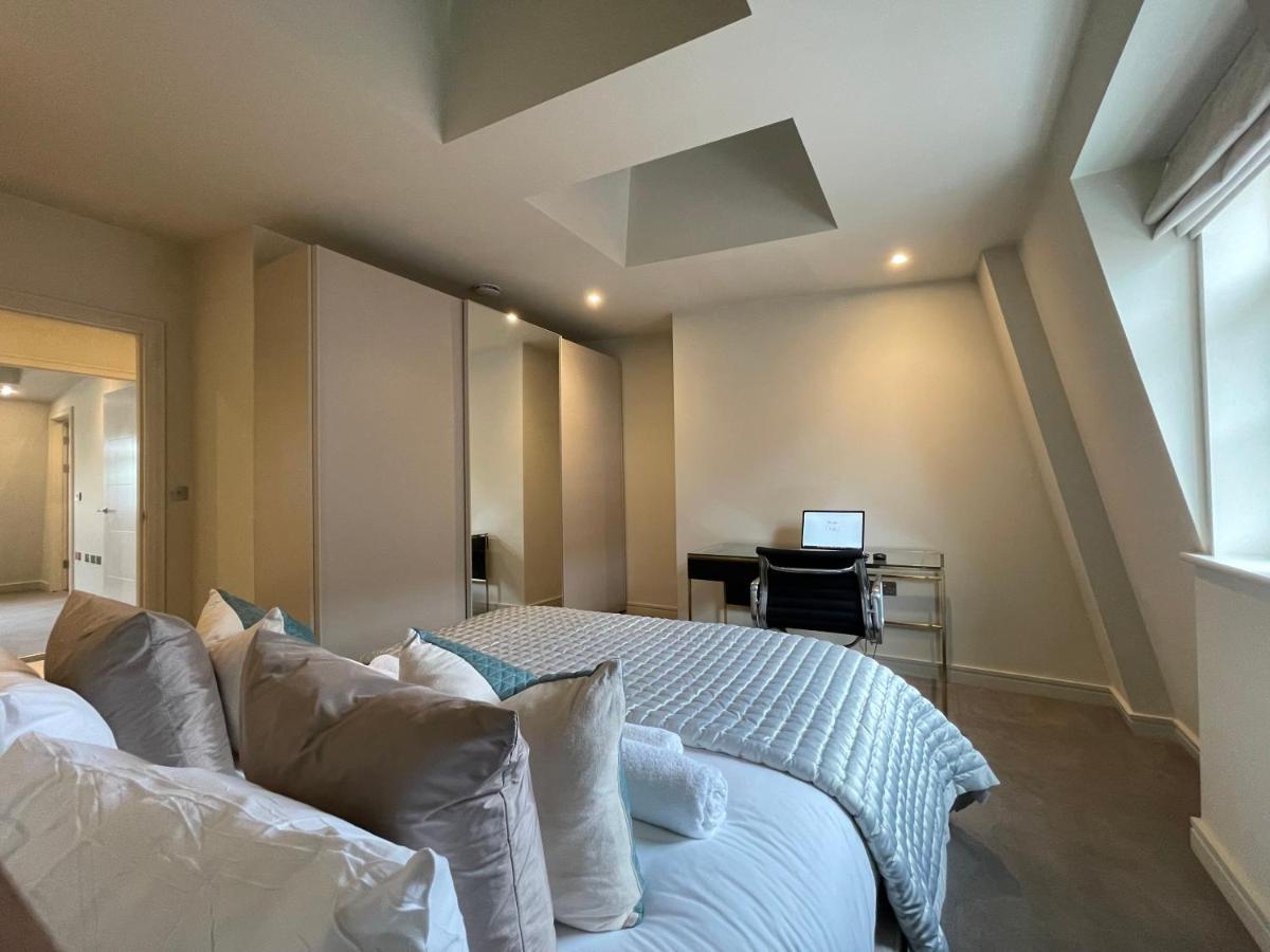 Luxurious, 2 Bed, 2 Bath Penthouse Apartment In Highly Desirable Chigwell Chcl F8 Exterior foto