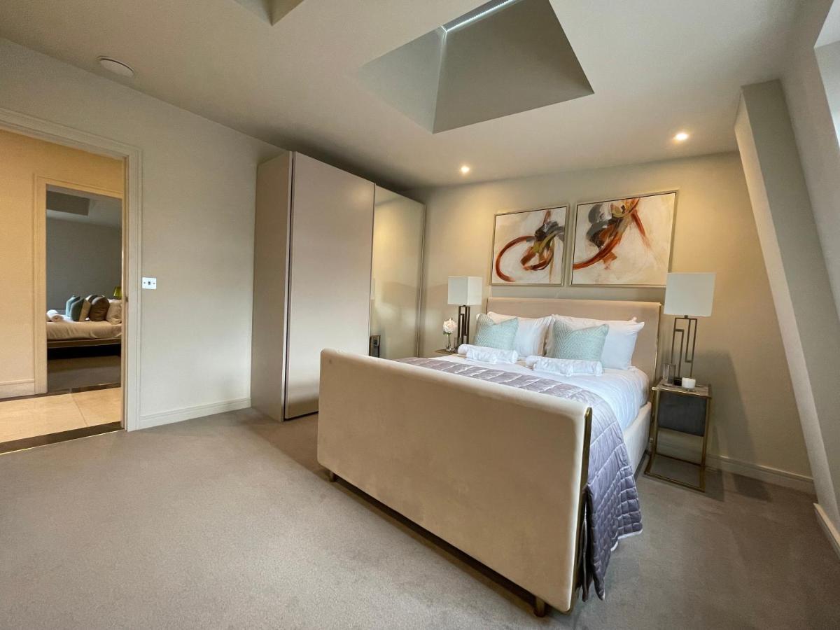 Luxurious, 2 Bed, 2 Bath Penthouse Apartment In Highly Desirable Chigwell Chcl F8 Exterior foto